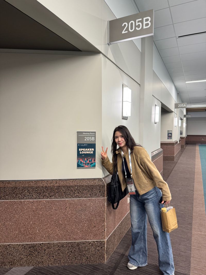 Checking the talk flow near the speaker lounge