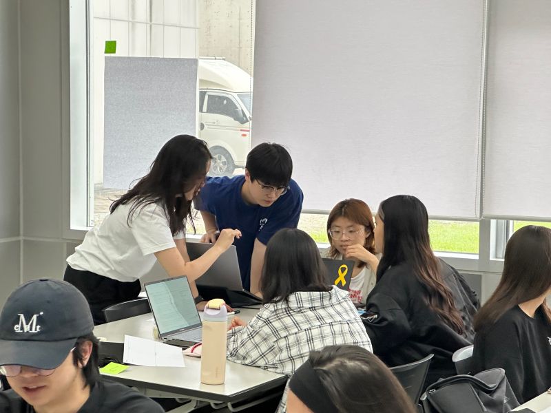 A KAIST team reviewing customer scenes and technical hypotheses